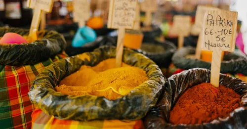 Épices créoles de Martinique : bois d'Inde, piment, roucou et massalé