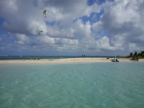 Louer un bateau sans permis en Guadeloupe : guide des bases de Sainte-Anne et Saint-François pour explorer les îlets