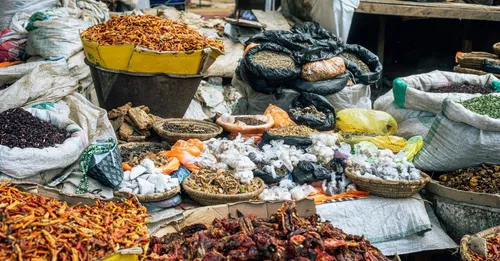 Marché de Cayenne : guide gourmand, épices, bouillons hmong et meilleures heures