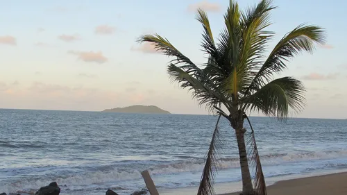 Route de Bourda à Cayenne : la plage à 400 m et les roches du Mont Bourda