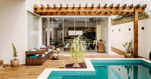 SCI ou nom propre pour investir en location meublée en Guadeloupe ?