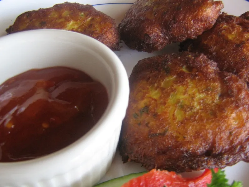 Accras de morue dorés et croustillants servis avec une sauce chili pimentée, spécialité antillaise de Guadeloupe
