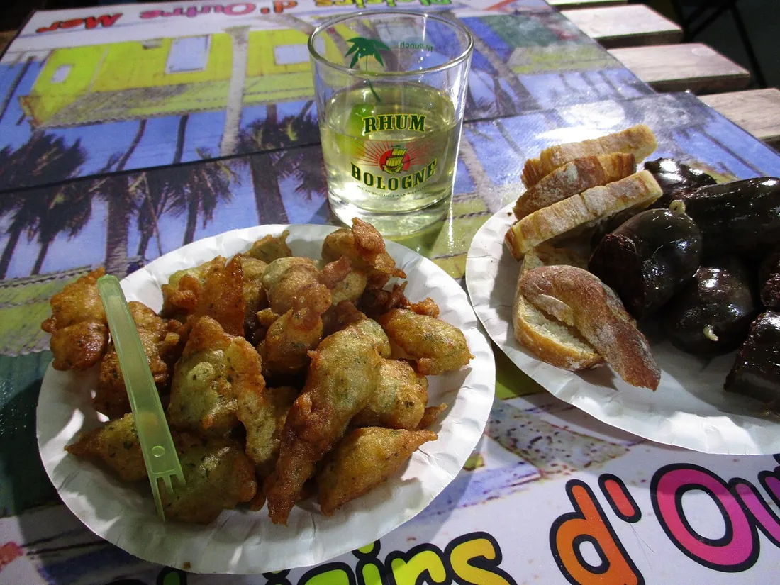 Assiette d'accras de morue avec boudin créole et un verre de rhum Bologne, apéritif typique de Guadeloupe