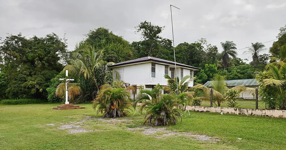 Maison sur pilotis et jardin public dans le bourg de Tonate, commune de Macouria en Guyane