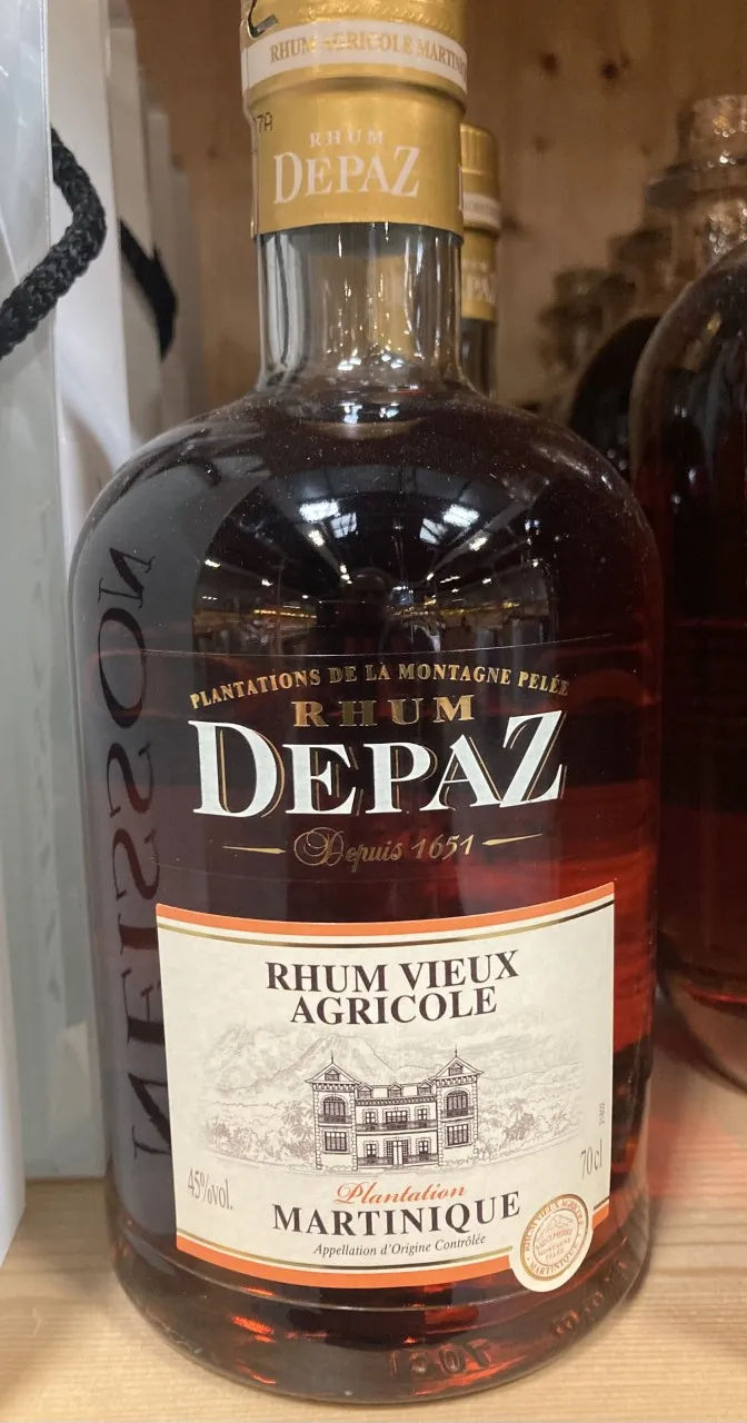 Bouteille de rhum vieux agricole Depaz AOC Martinique presentee en rayon