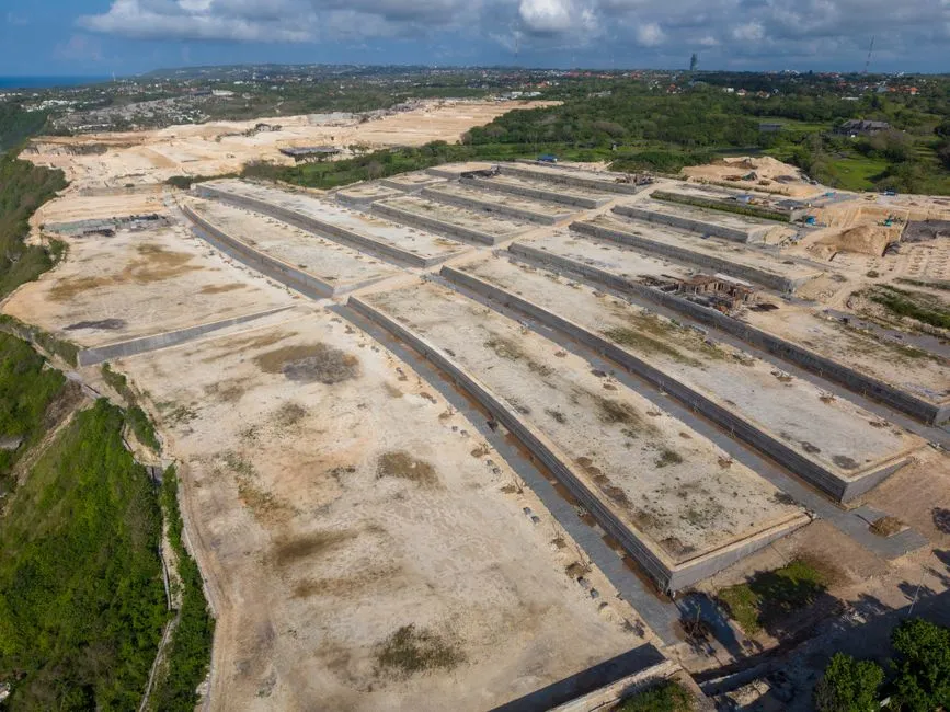 Vue aérienne d'un lotissement en cours d'aménagement, terrains viabilisés et terrassés prêts à bâtir en zone tropicale