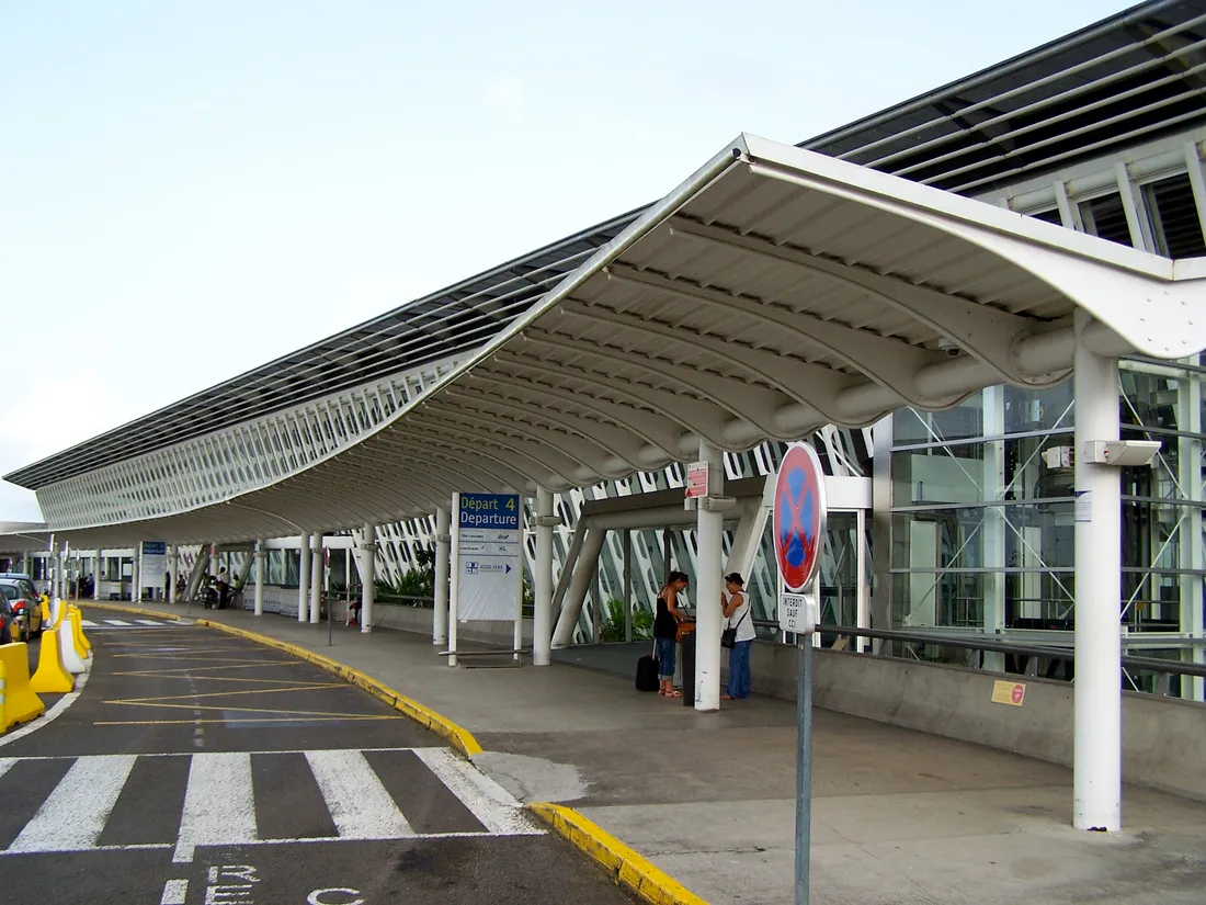Parvis des departs et arrivees de l'aerogare de Pointe-a-Pitre, ou s'effectuent les transferts vers taxis et navettes