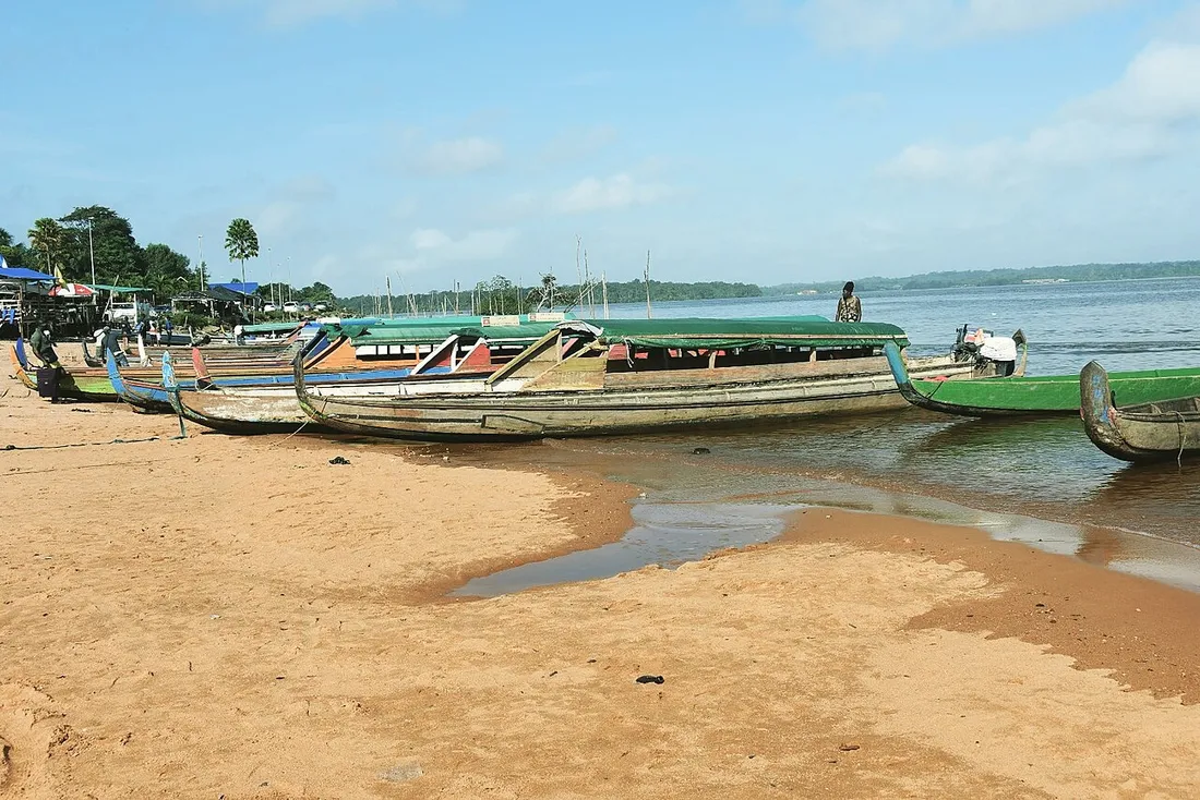 Pirogues amarrees sur les rives du fleuve Maroni, embarcations utilisees pour traverser entre la Guyane et le Suriname
