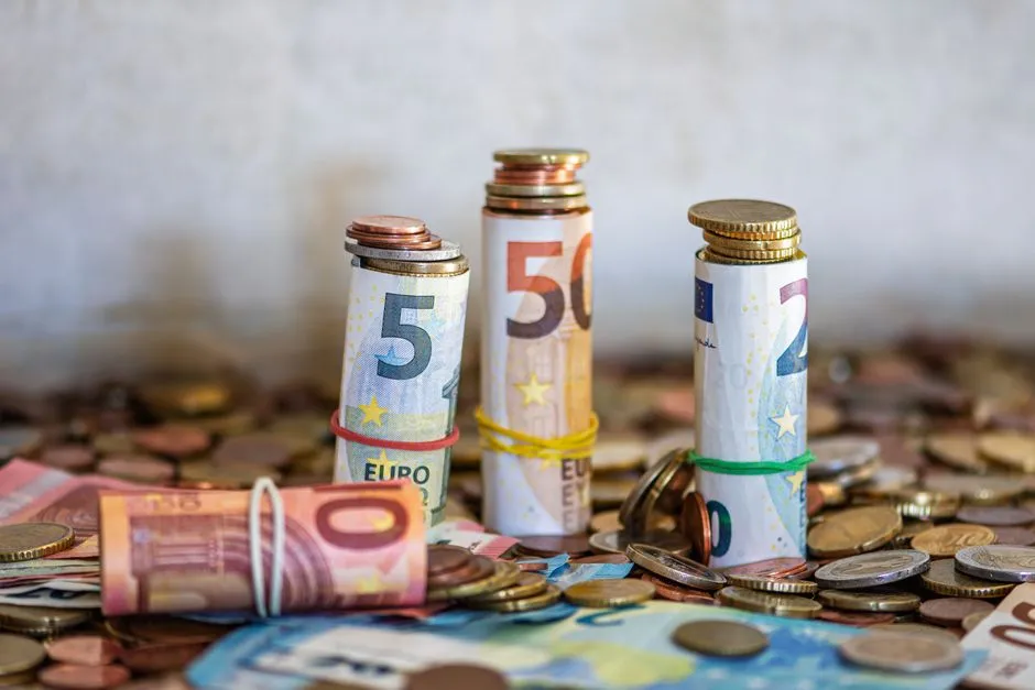 Billets et pieces en euros enroules et empiles, la monnaie utilisee en Guadeloupe pour les paiements en especes