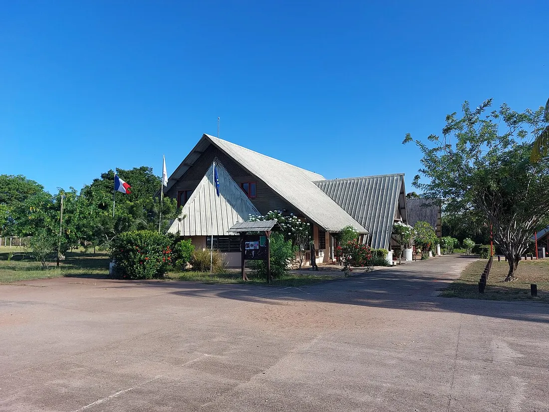 Mairie d'Awala-Yalimapo au toit en carbet sous le ciel bleu de l'Ouest guyanais, coeur du village kali'na