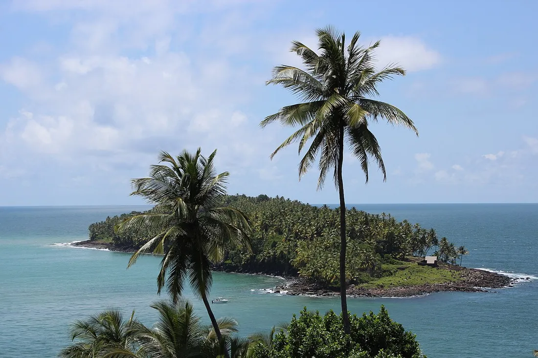 L'île du Diable, ancienne dépendance du bagne, vue depuis les îles du Salut au large de la Guyane