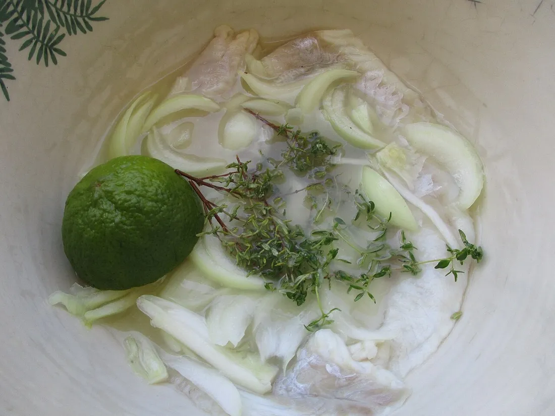 Blaff de poisson creole : filets de poisson blanc pochés dans un bouillon citronné au thym, oignons et citron vert