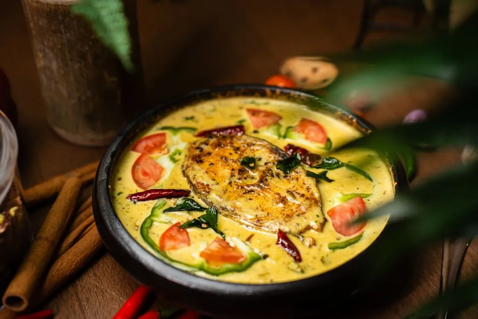 Fricassée de poisson à la créole : darne de poisson mijotée dans une sauce épicée aux tomates, poivrons et piments