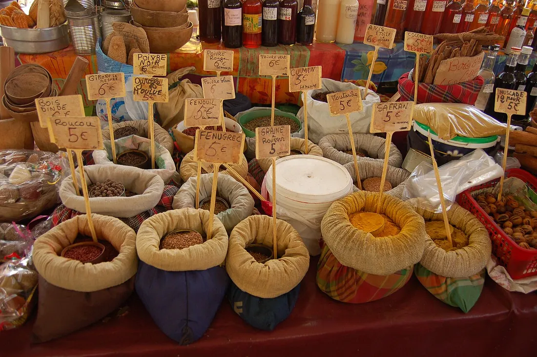 Etal d'epices au marche de Pointe-a-Pitre en Guadeloupe avec des prix affiches en euros sur de petites pancartes