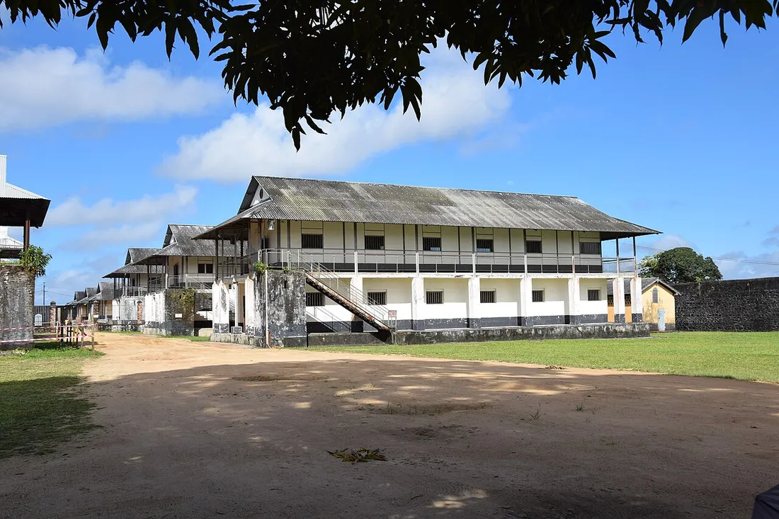 Vue d'ensemble des bâtiments du Camp de la Transportation, l'ancien bagne de Saint-Laurent-du-Maroni en Guyane
