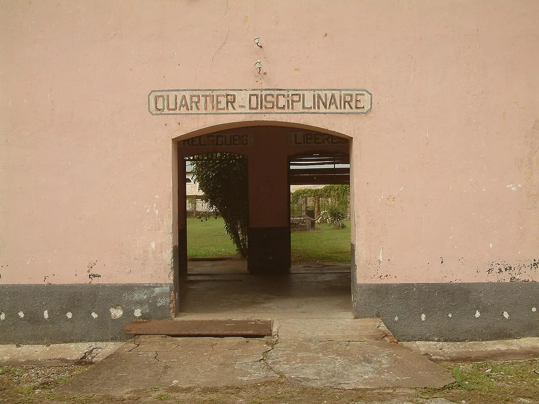 Facade du quartier disciplinaire du bagne de Saint-Laurent-du-Maroni, avec l'inscription Quartier Disciplinaire au-dessus de l'entree