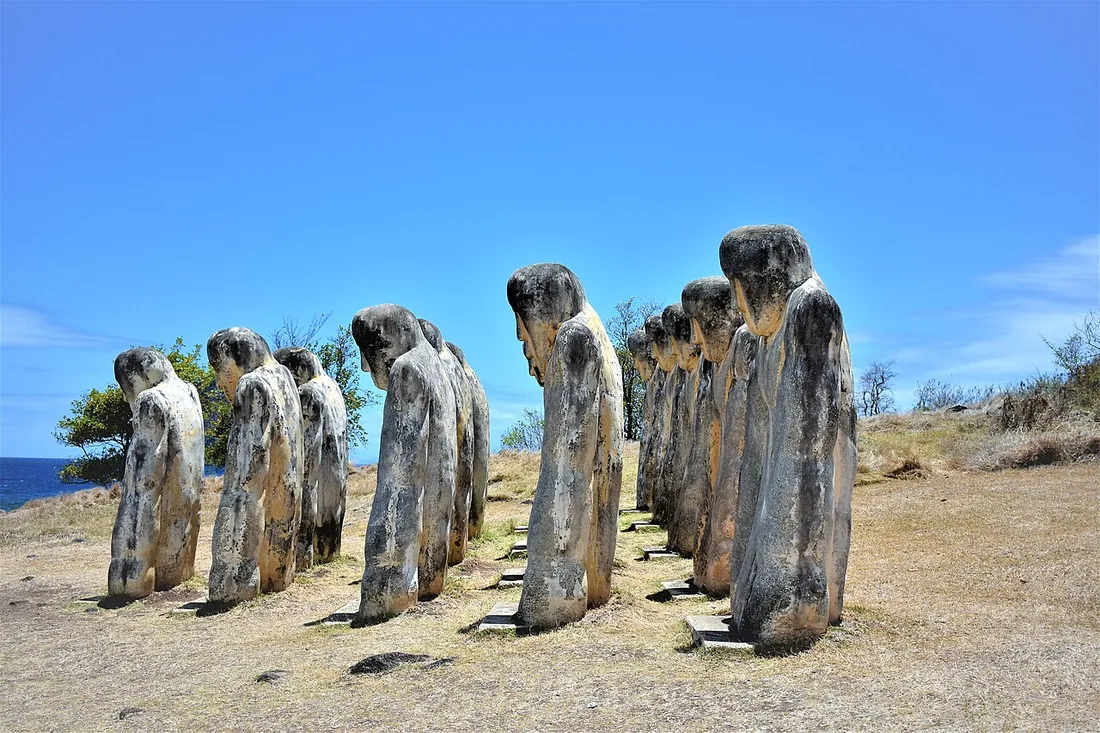 Les statues blanches du Mémorial Cap 110 dressées face à la mer des Caraïbes à l'Anse Caffard, au Diamant en Martinique