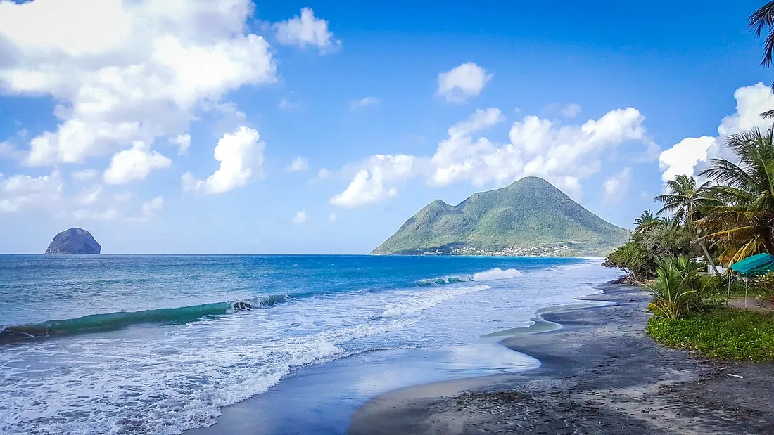 Le littoral du Diamant avec sa plage de sable, ses cocotiers et le Rocher du Diamant au large, en Martinique