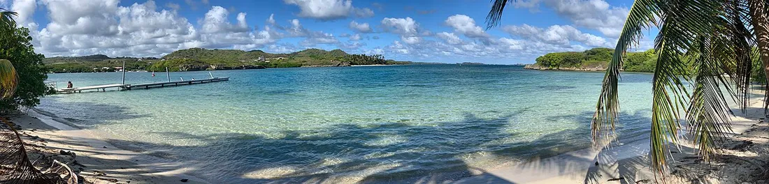 Le lagon turquoise de Cap Chevalier et de l'Anse Michel vu depuis la plage de l'Ilet Chevalier, presqu'ile de Sainte-Anne en Martinique