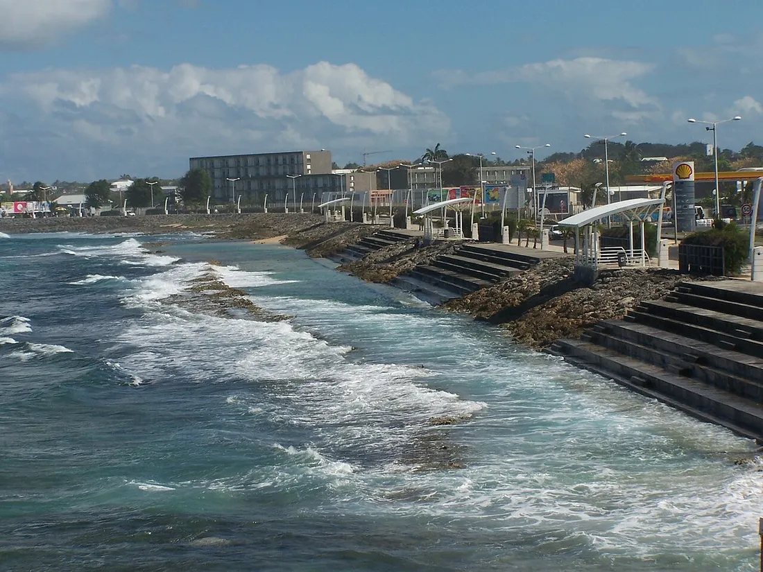 Front de mer du Moule cote Atlantique : vagues se brisant sur le littoral rocheux le long de la promenade de la ville