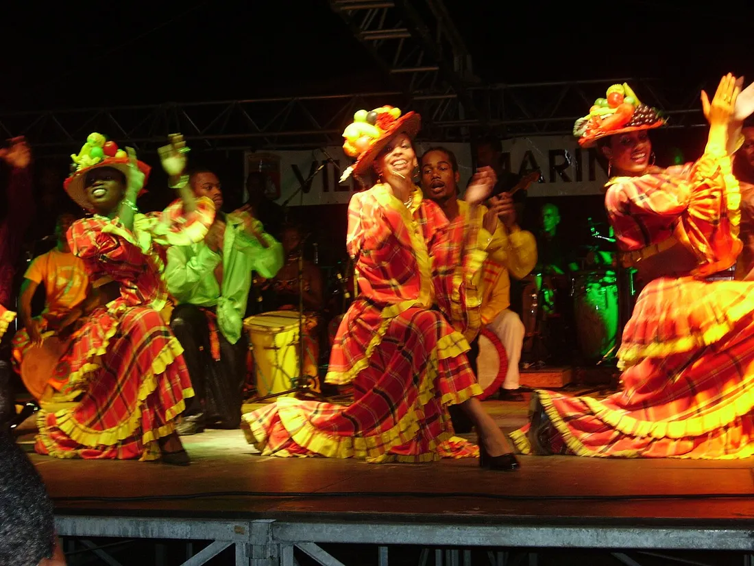 Danseuses et musiciens en costumes traditionnels madras rouge et jaune lors d'une fete du carnaval en Martinique