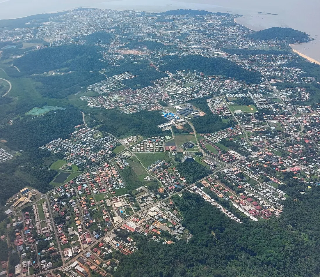 Vue aérienne de Rémire-Montjoly, en Guyane : quartiers résidentiels et forêt entre Cayenne et l'océan