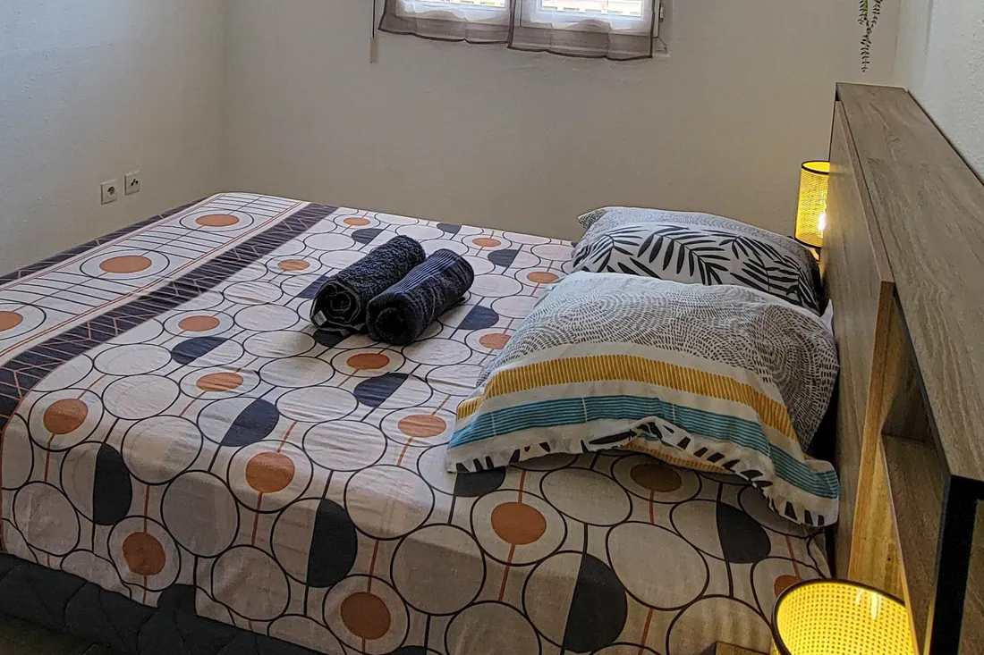 Lit fait avec serviettes préparées dans une chambre d'appartement Cayenne Chic à Cayenne