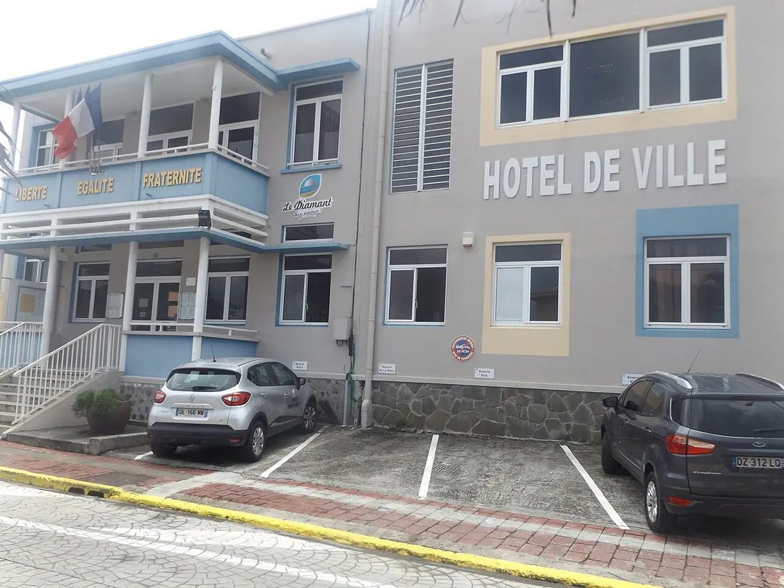 Façade de l'hôtel de ville de la commune du Diamant en Martinique, avec la devise Liberté Égalité Fraternité et le drapeau français