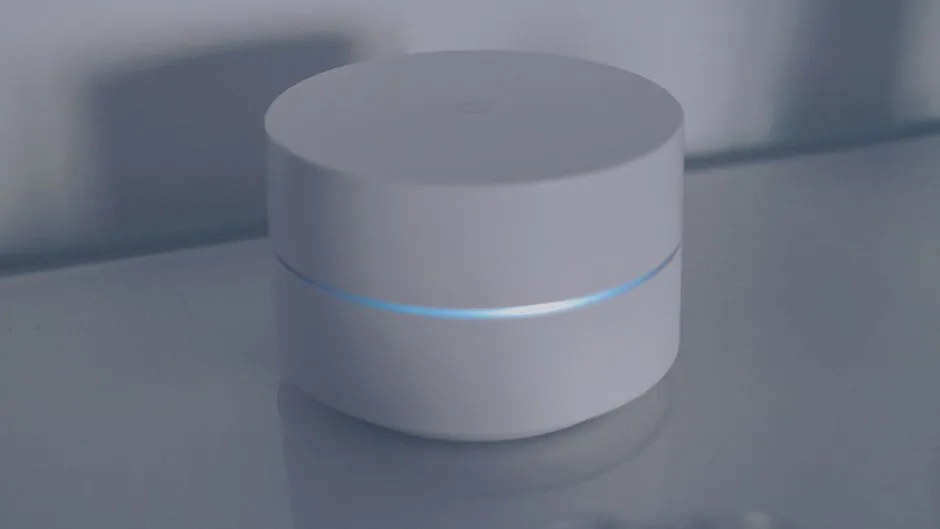 Box internet domestique blanche posee sur un meuble, evoquant l'abonnement internet a budgeter dans les charges du logement