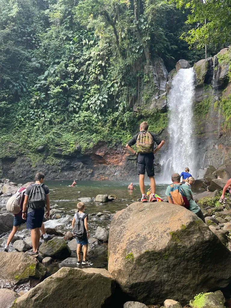 Randonneurs réunis au pied de la troisième chute du Carbet et de son bassin, la plus accessible du site
