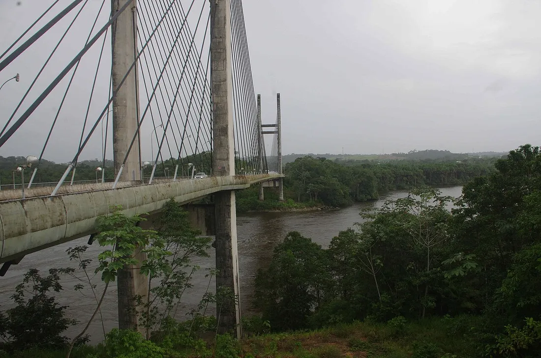 Le pont binational de l'Oyapock enjambant le fleuve frontalier entre Saint-Georges en Guyane et Oiapoque au Brésil, bordé de forêt amazonienne