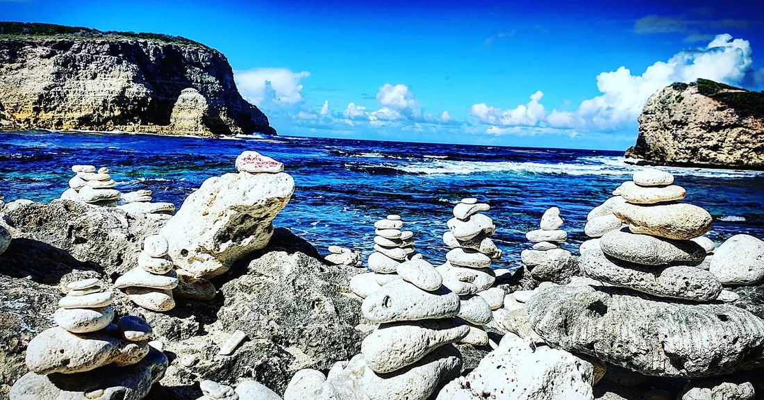 Littoral de la Porte d'Enfer en Guadeloupe avec eaux turquoise et falaises, cadre des locations de villas sur l'île