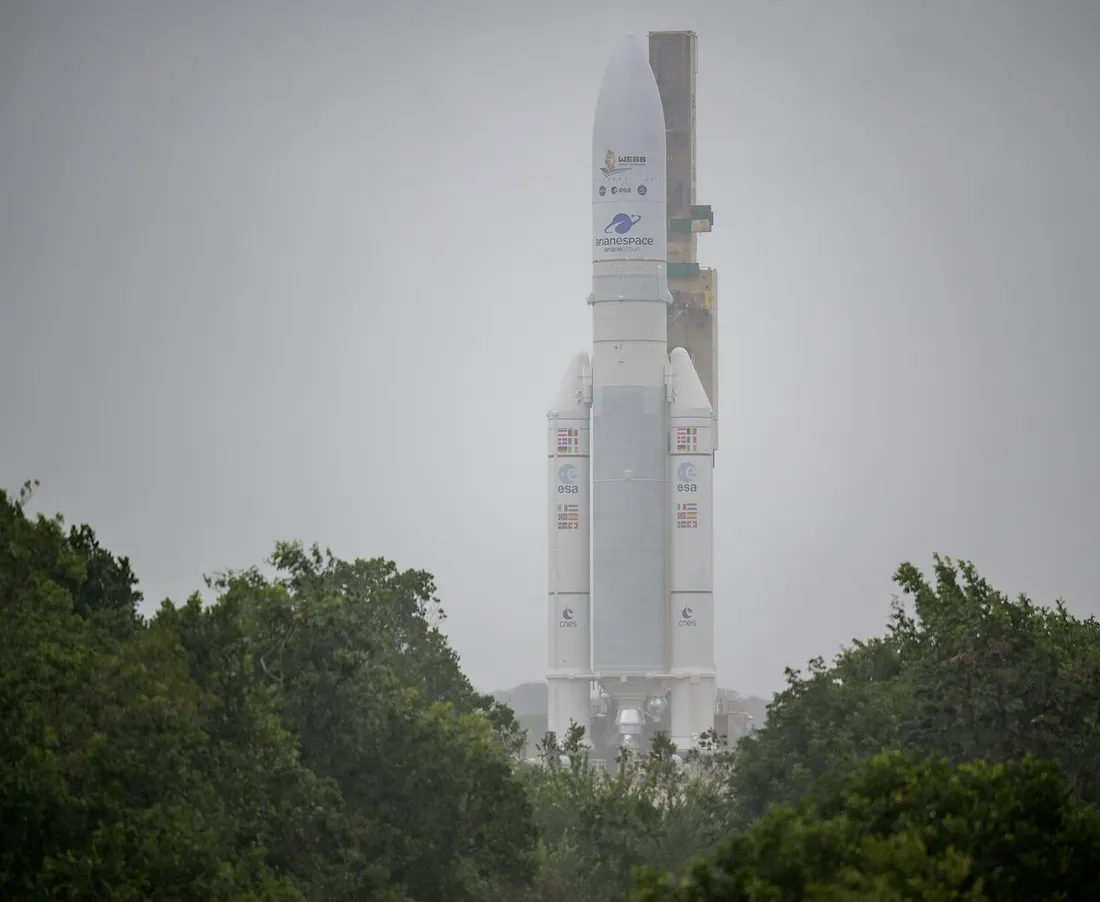 Fusée Ariane 5 sur son pas de tir au Centre spatial guyanais près de Kourou, illustrant le tourisme spatial en Guyane