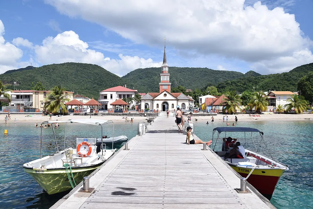 Le ponton, l'église et la plage du village des Anses-d'Arlet en Martinique