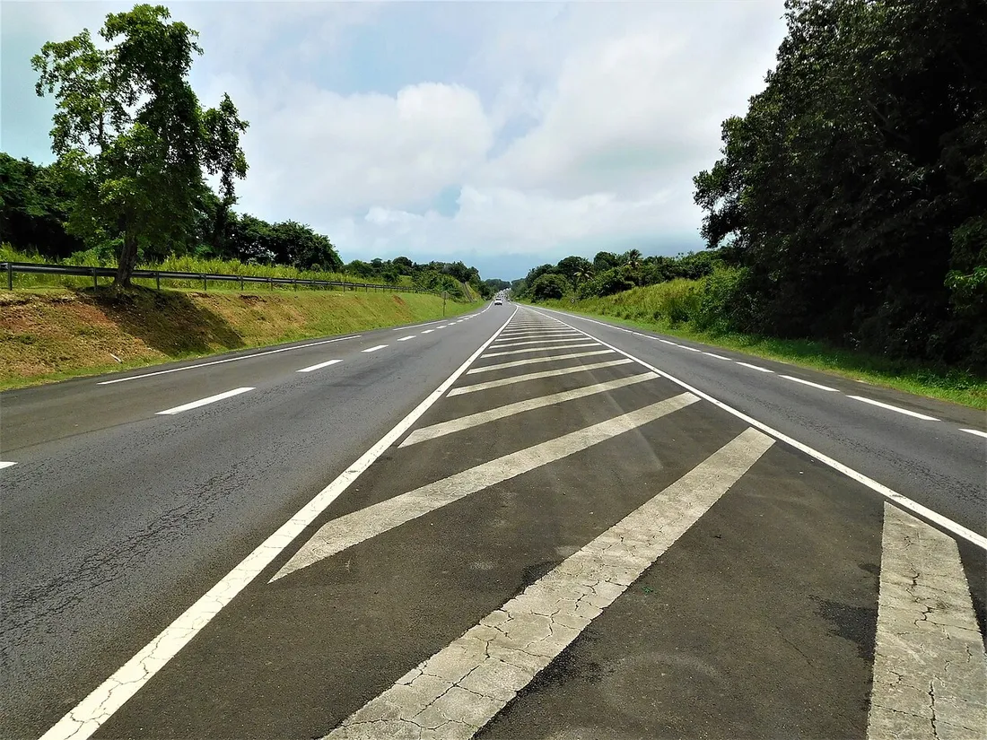 Route nationale RN1 en Guadeloupe avec marquages au sol et bordures de verdure