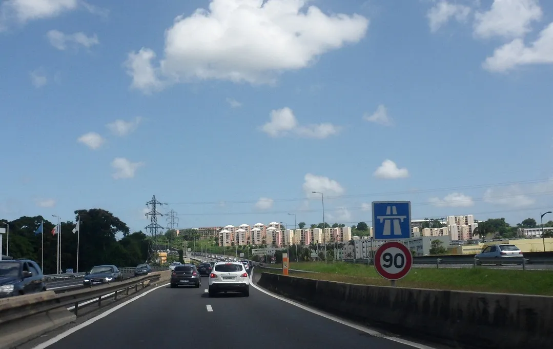 Entrée de l'autoroute A1 en Martinique près de Fort-de-France, avec le panneau autoroutier et la limitation à 90 km/h