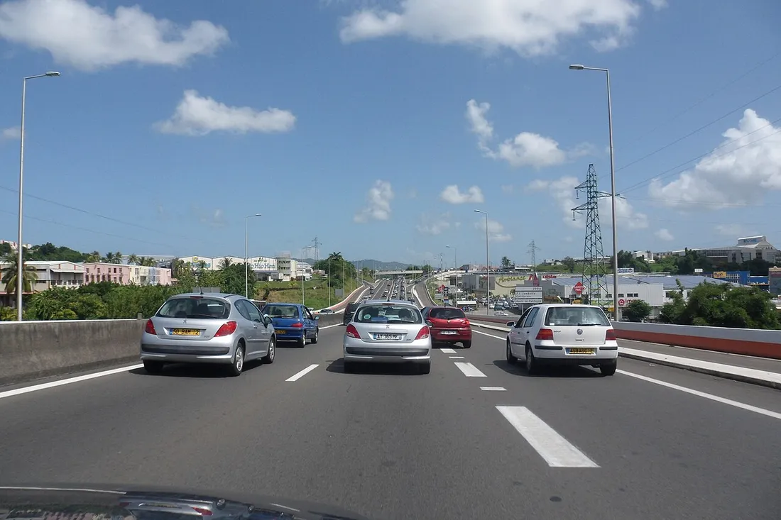 Embouteillage de voitures sur les voies de l'autoroute A1 à Fort-de-France en Martinique