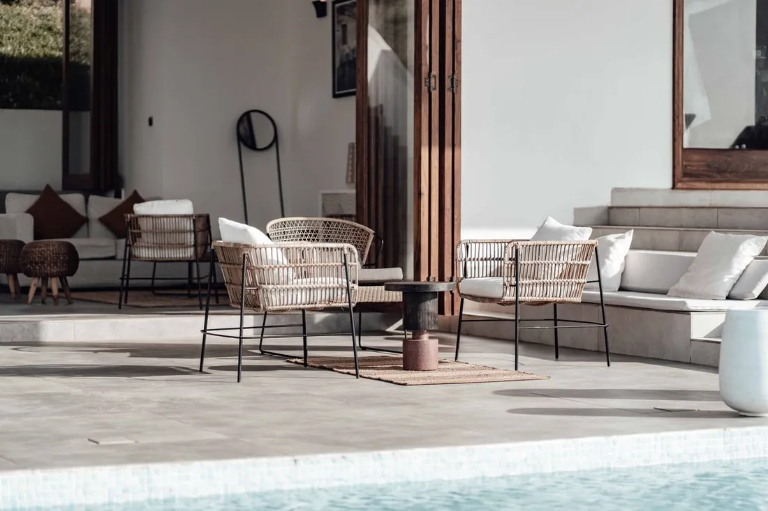 Terrasse-salon d'une villa entretenue et prête à accueillir des voyageurs, illustrant les prestations d'un service de conciergerie