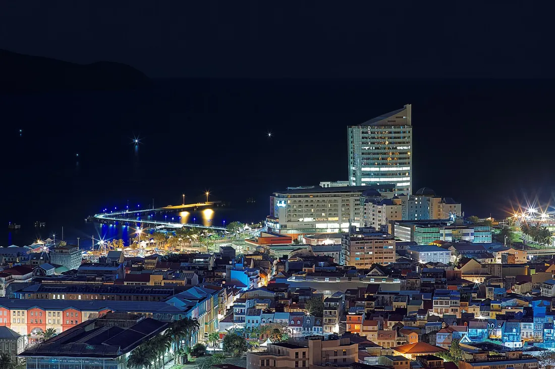 Vue nocturne du centre-ville de Fort-de-France en Martinique, avec la baie, le front de mer illuminé et les maisons créoles