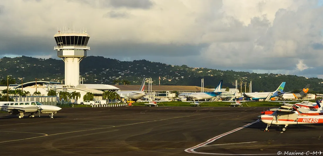 Avions sur le tarmac de l'aeroport Aime Cesaire du Lamentin en Martinique, dont un appareil Air France, sous la tour de controle