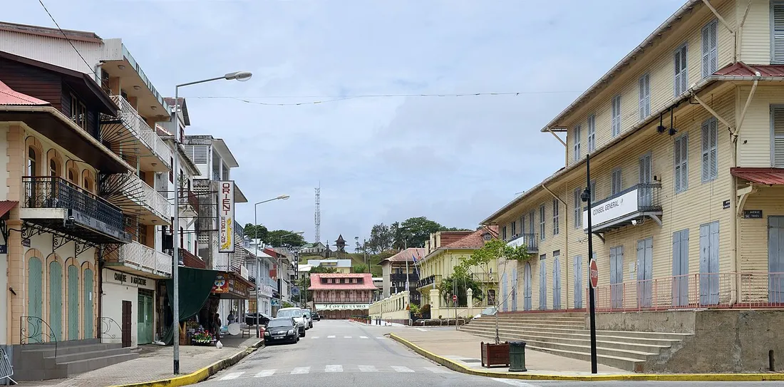 Avenue du Général-de-Gaulle à Cayenne, en Guyane, bordée d'immeubles créoles à balcons abritant logements et commerces