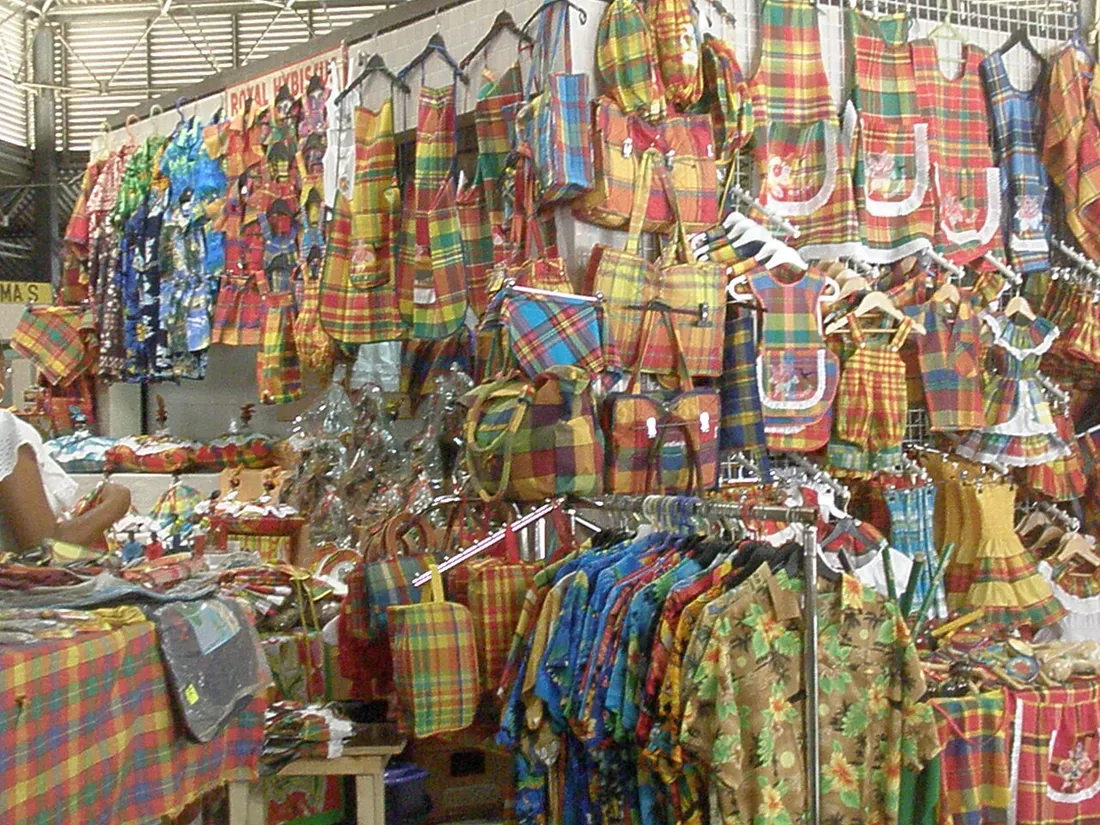 Stand de textiles et d'objets artisanaux en tissu madras multicolore au Grand Marché de Fort-de-France, en Martinique