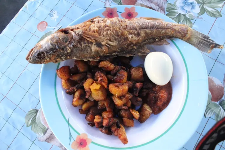 Assiette de poisson frit accompagné d'aloko (banane plantain frite) et de sauce pimentée, plat typique de la cuisine du Maroni