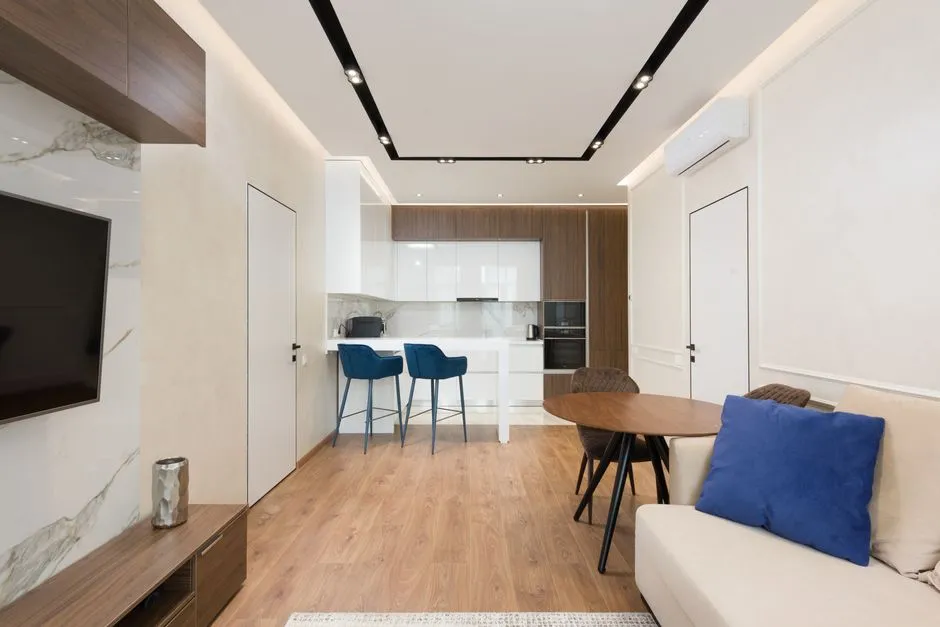 Salon ouvert sur cuisine d'un appartement entierement meuble et equipe, typique d'un bien en location meublee