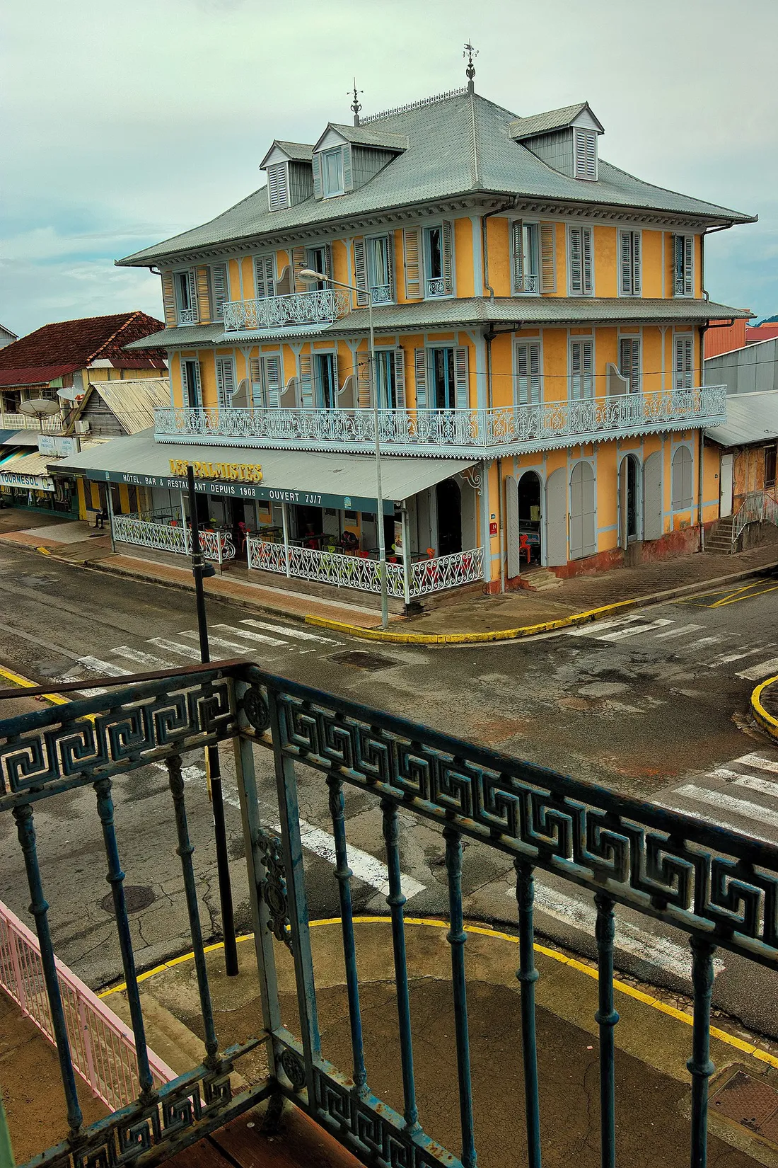 Maison créole traditionnelle à étages dans le centre-ville de Cayenne, exemple de bâti pouvant être loué comme meublé de tourisme en Guyane