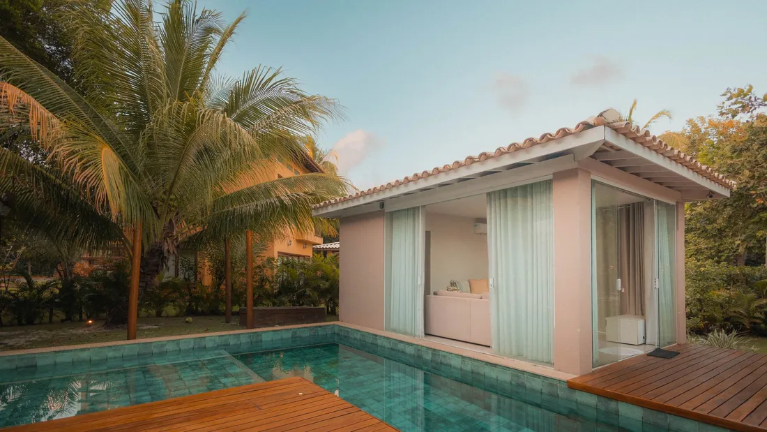 Villa tropicale meublee avec piscine et salon ouvert, exemple de meuble de tourisme propose a la location aux Antilles