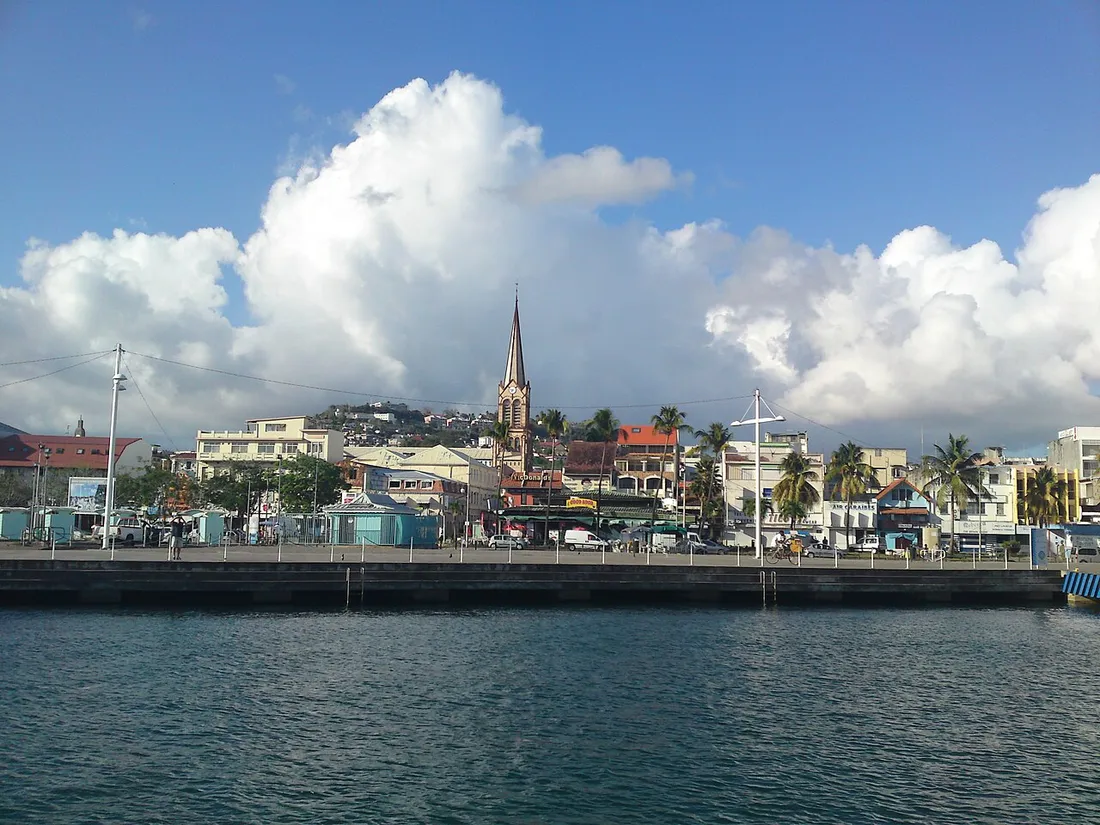 Vue de la baie et du front de mer de Fort-de-France en Martinique, avec la flèche de la cathédrale Saint-Louis et le centre-ville