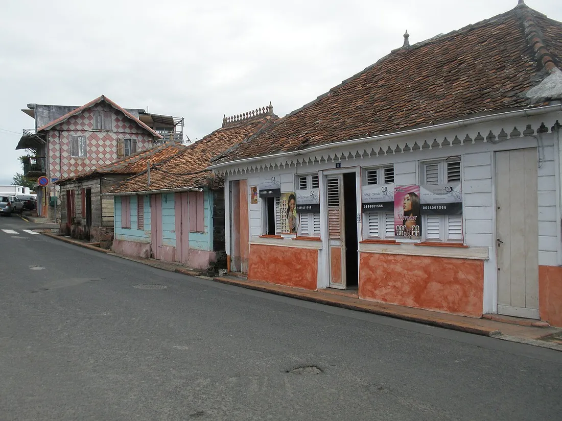 Maisons créoles traditionnelles en bois le long de la rue Léon Papin Dupont aux Trois-Îlets, en Martinique