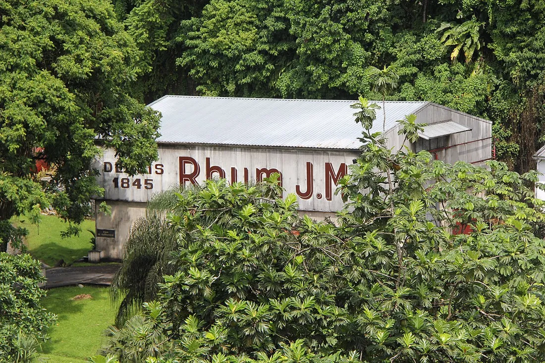 Chai de la distillerie Rhum J.M a Fonds-Preville sur la commune de Macouba, dans le nord de la Martinique, avec l'inscription Rhum J.M Depuis 1845 sur le batiment