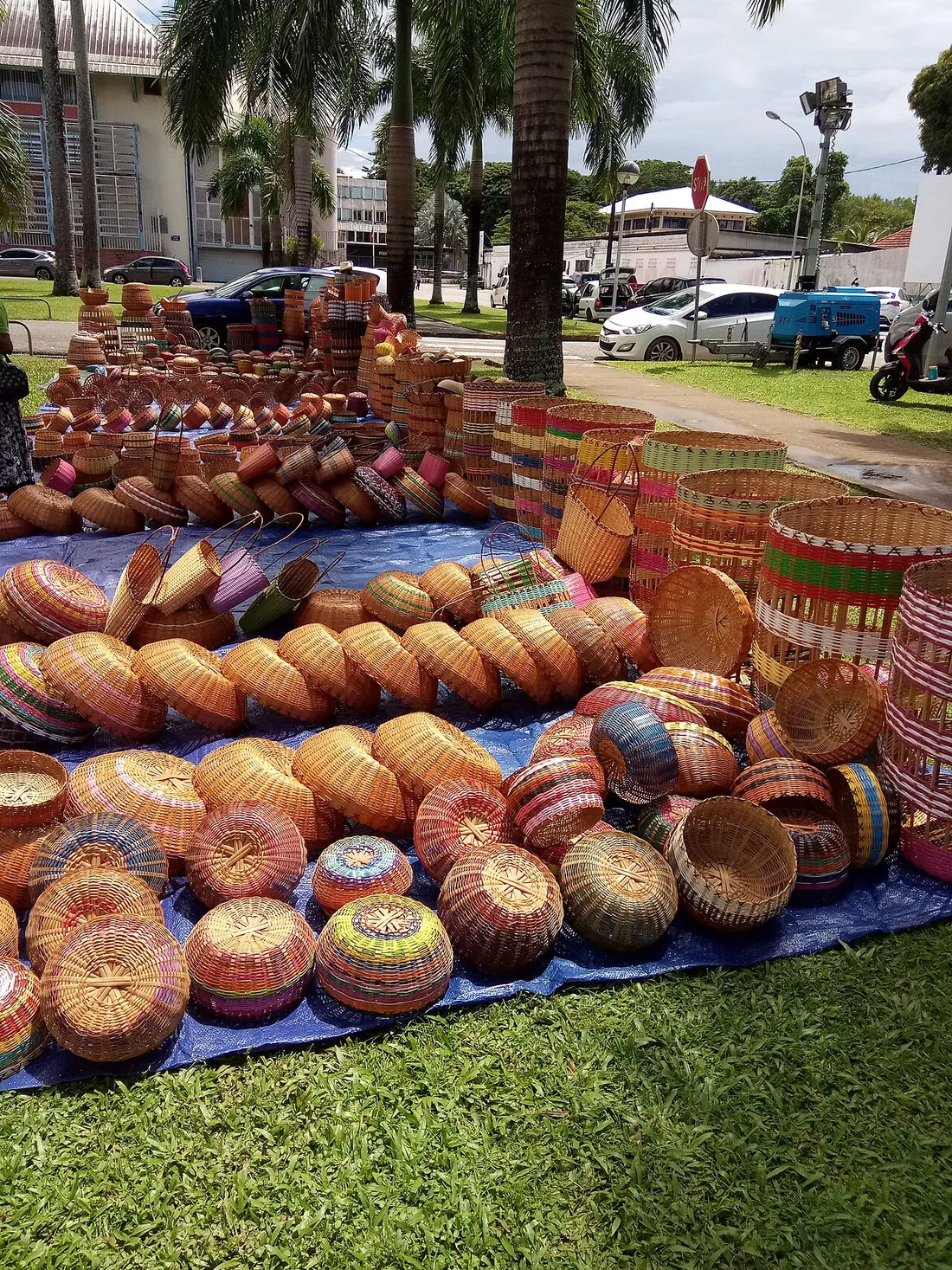 Stand de vannerie amérindienne aux Journées des peuples autochtones à Cayenne, paniers et corbeilles tressés exposés sur le sol